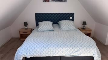 Een strijkplank/strijkijzer, wifi, beddengoed