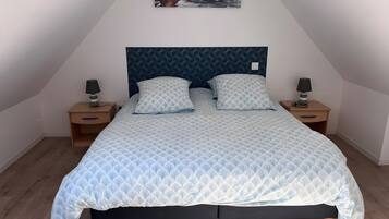 Iron/ironing board, WiFi, bed sheets