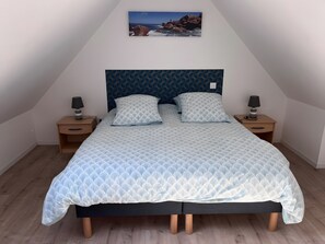 Iron/ironing board, WiFi, bed sheets - Holiday Home 'Gîte Ty Breizh' with Private Terrace and Wi-Fi (Plougrescant)