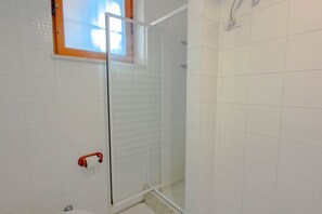 シャワー、ヘアドライヤー、ビデ、タオル