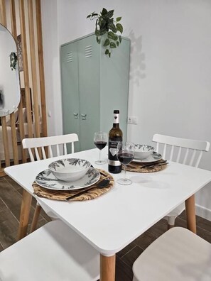 Apartment, 1 Double Bed with Sofa bed, Non Smoking, Air conditioning | Dining - El Tesoro de la Mezquita (Cordoba)