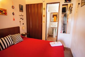 Room - Small double room with private bathroom in Hosería Las Grullas (Villa Gesell)