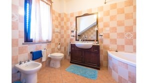 تجهيزات دش، مجففات شعر، مراحيض شطف، مناشف