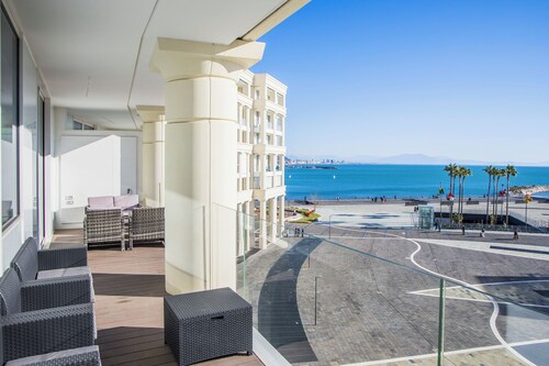 Luxury Seafront Apartment Private Terrace Crescent