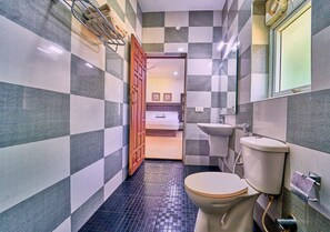 Deluxe-huone, näköala pihalle | Kylpyhuone | Suihku, pyyhkeet, saippua, sampoo