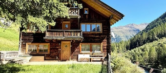 Rustic farmhouse for up to 6 guests – sauna, mountain views & tranquility