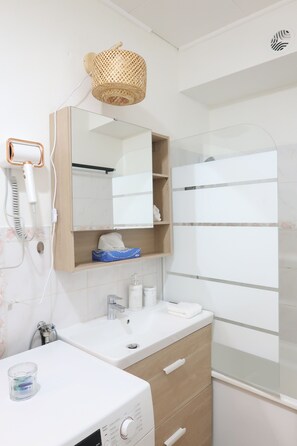 Haartrockner, Handtücher, Seife, Toilettenpapier