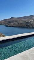 Una piscina al aire libre de temporada