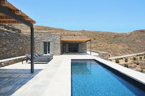 Luxe huis, uitzicht op zee | Zwembad | Een seizoensgebonden buitenzwembad