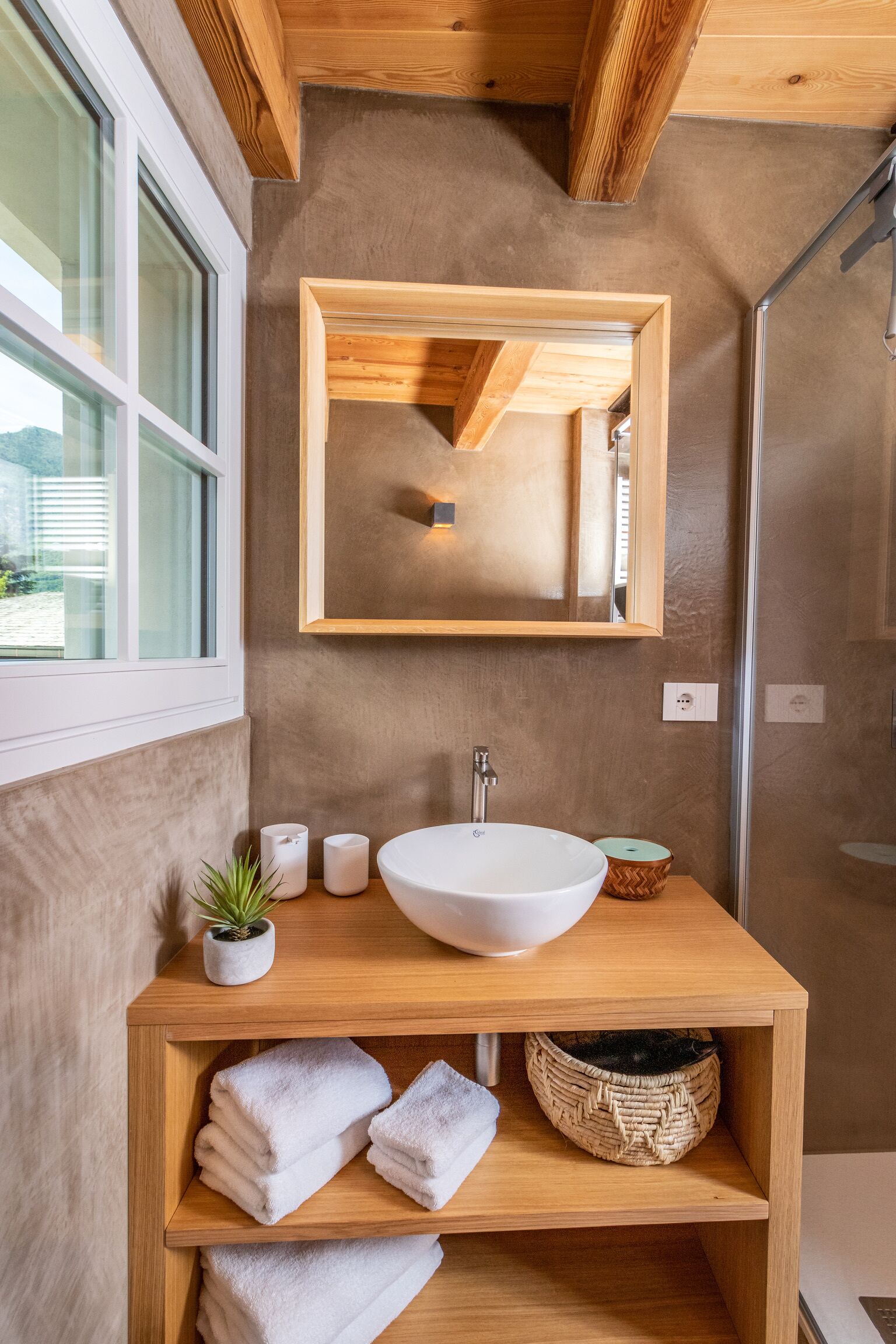 Douche, articles de toilette écologiques, sèche-cheveux, bidet