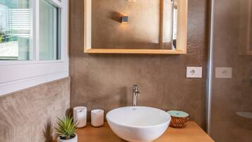 Douche, articles de toilette écologiques, sèche-cheveux, bidet