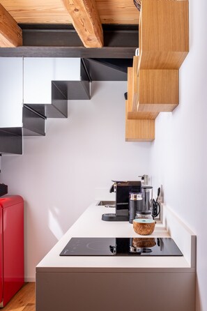 Kühlschrank, Mikrowelle, Herdplatte, Geschirrspüler