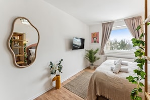 2 Schlafzimmer, Schreibtisch, Bügeleisen/Bügelbrett, Reisekinderbett
