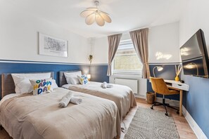2 Schlafzimmer, Schreibtisch, Bügeleisen/Bügelbrett, Reisekinderbett