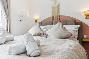 2 Schlafzimmer, Schreibtisch, Bügeleisen/Bügelbrett, Reisekinderbett
