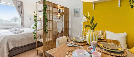 2 slaapkamers, een bureau, een strijkplank/strijkijzer, reisbedje