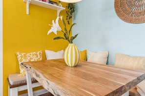 Dining - Hellohome I Feel-good Design I Boxspring I Free Parking I City apartment ‘Happy’ (Braunschweig)
