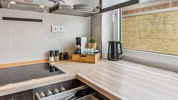 Kjøleskap, ovn, kokeplater og oppvaskmaskin