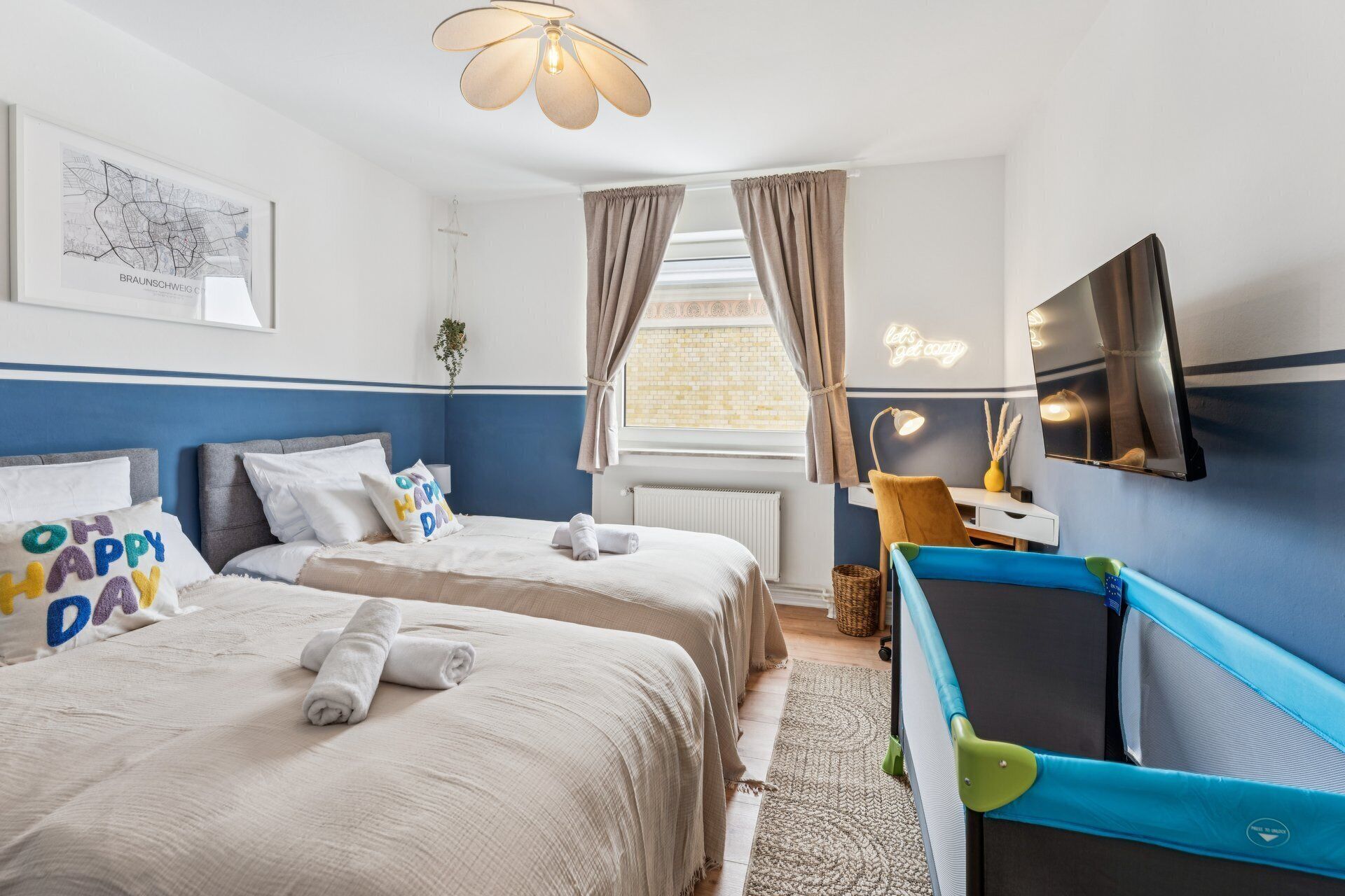 2 Schlafzimmer, Schreibtisch, Bügeleisen/Bügelbrett, Reisekinderbett