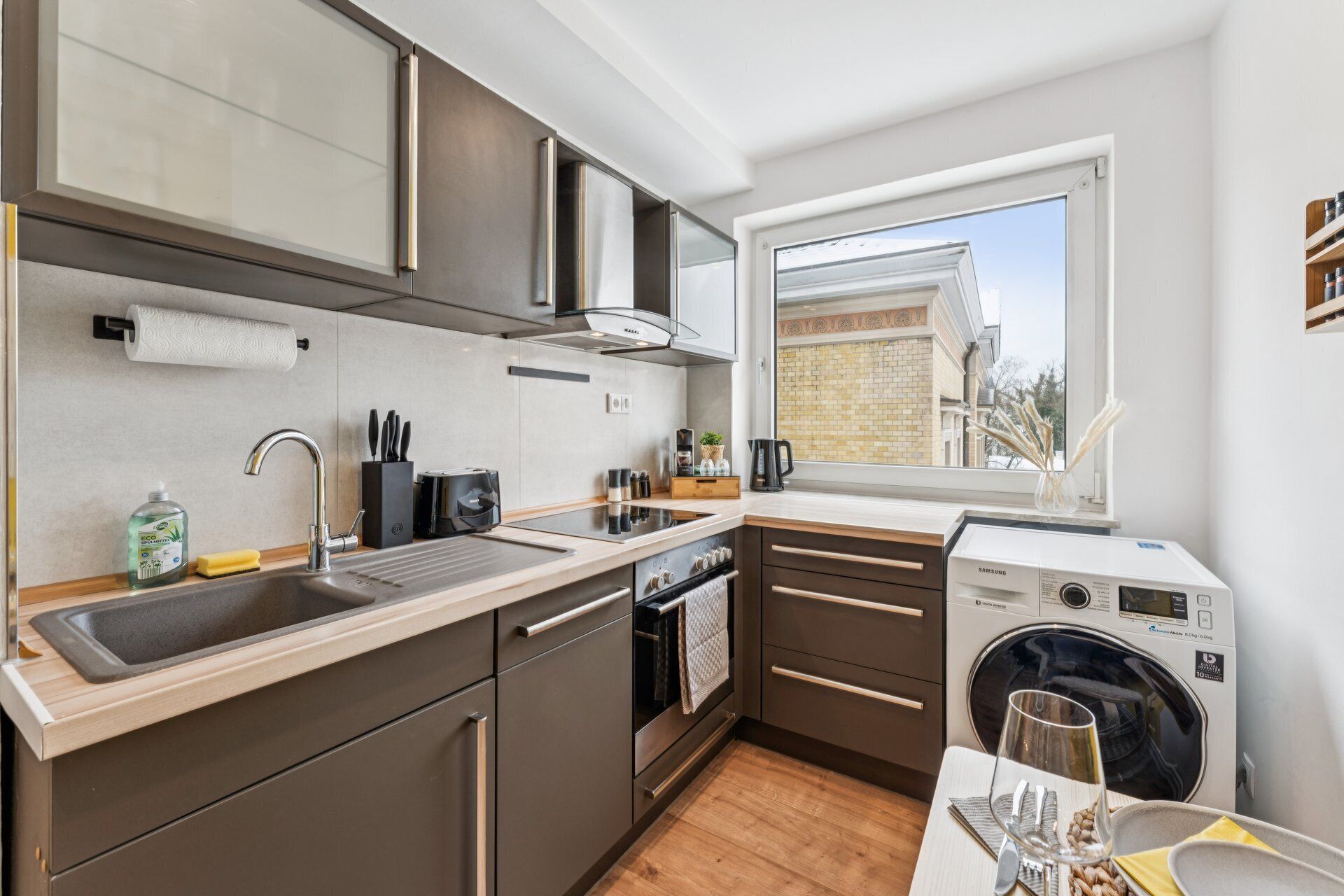 Kjøleskap, ovn, kokeplater og oppvaskmaskin