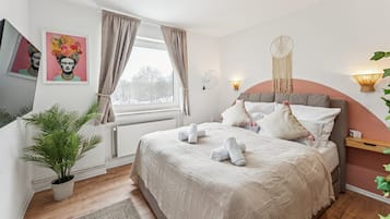 2 soverom, skrivebord, strykejern/-brett og reiseseng for barn