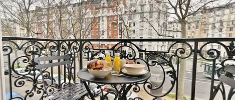 تناول الطعام بالخارج