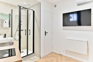 Bathroom - Comfortable air-conditioned studio apartment – close to the subway (Paris)