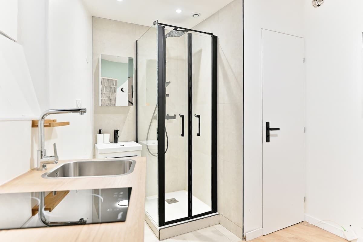 Shower, hair dryer, shampoo