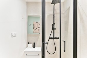 Bathroom - Comfortable air-conditioned studio apartment – close to the subway (Paris)