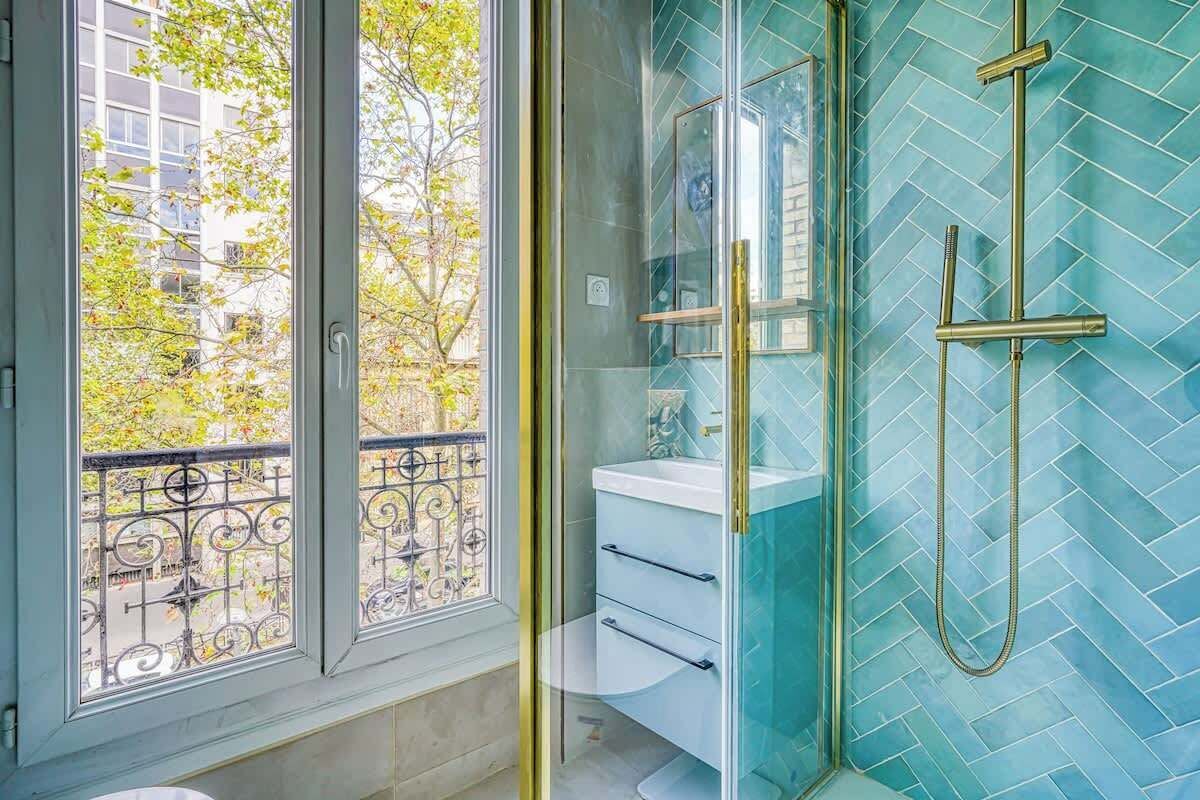 Een douche, een haardroger, shampoo