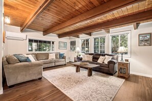Ein geräumiges Wohnzimmer mit zwei Sofas, einem Couchtisch und einer Holzboden.