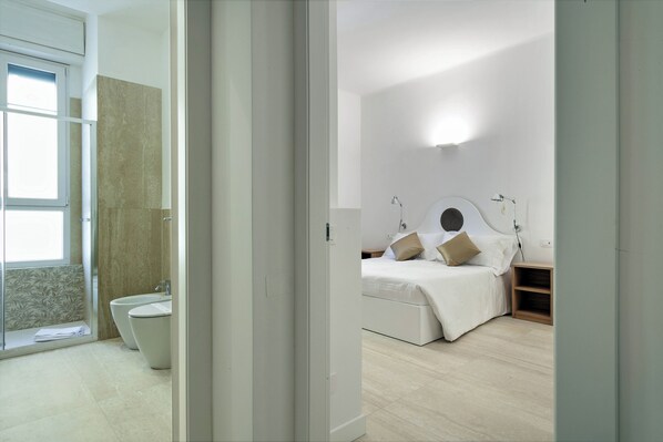 2 bedrooms, in-room safe, desk, iron/ironing board