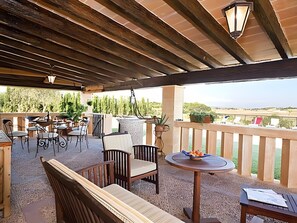 Outdoor dining - Villas2meet Son Segarut: Perfect Family Villa Near Manacor in a Natural Setting (Manacor)