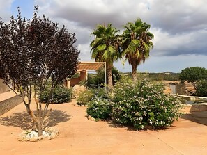 Property grounds - Villas2meet Son Segarut: Perfect Family Villa Near Manacor in a Natural Setting (Manacor)