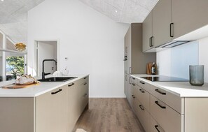Kühlschrank, Geschirrspüler, Wasserkocher mit Kaffee-/Teezubehör