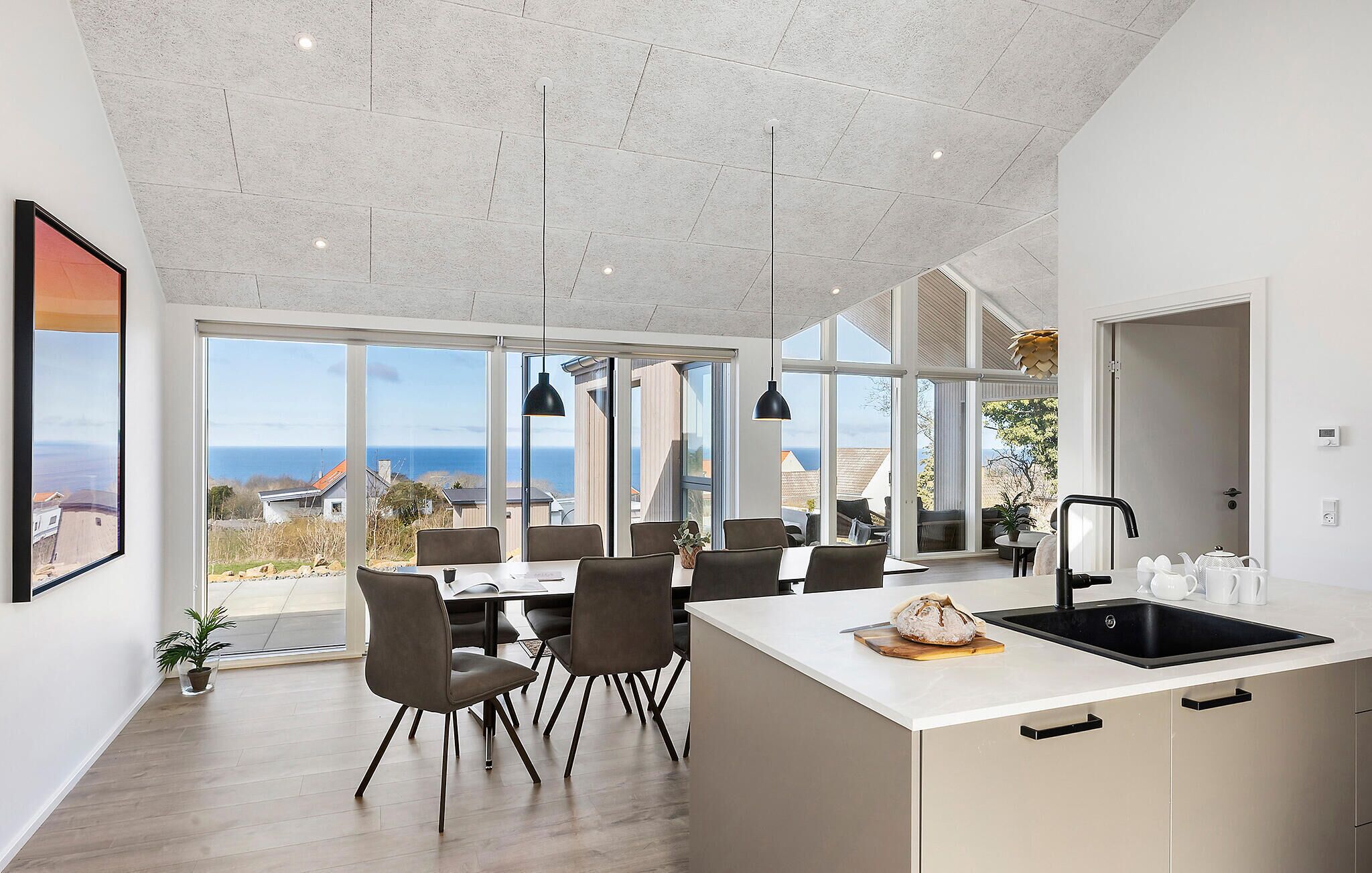 Kühlschrank, Geschirrspüler, Wasserkocher mit Kaffee-/Teezubehör