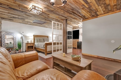 Swann Ave House 4B 3B Sleeps 10 Near Hyde Park