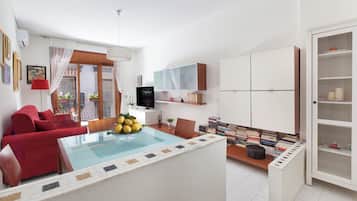 Apartment, Balkon, eingeschränkter Meerblick | Wohnbereich | 32-Zoll-Flachbildfernseher mit Digitalempfang