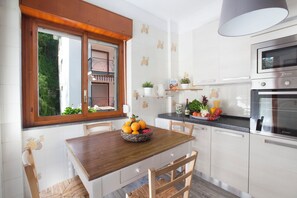 Apartamento, balcón, vistas parciales al mar | Cocina privada | Frigorífico grande, microondas, horno y placa de cocina