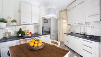 Apartamento, sacada, vista parcial para o mar | Cozinha privada | Geladeira grande, micro-ondas, fogão, cooktop