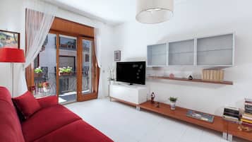 Apartment, Balkon, eingeschränkter Meerblick | Wohnbereich | 32-Zoll-Flachbildfernseher mit Digitalempfang