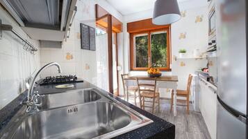 Apartemen, balkon, pemandangan laut terbatas | Dapur pribadi | Lemari es besar, microwave, oven, dan kompor