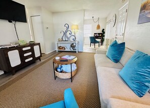 Smart TV, books - Sunny St. Pete ☀️ 2 King Beds 🛌 Close to Downtown & Beaches (St. Petersburg)