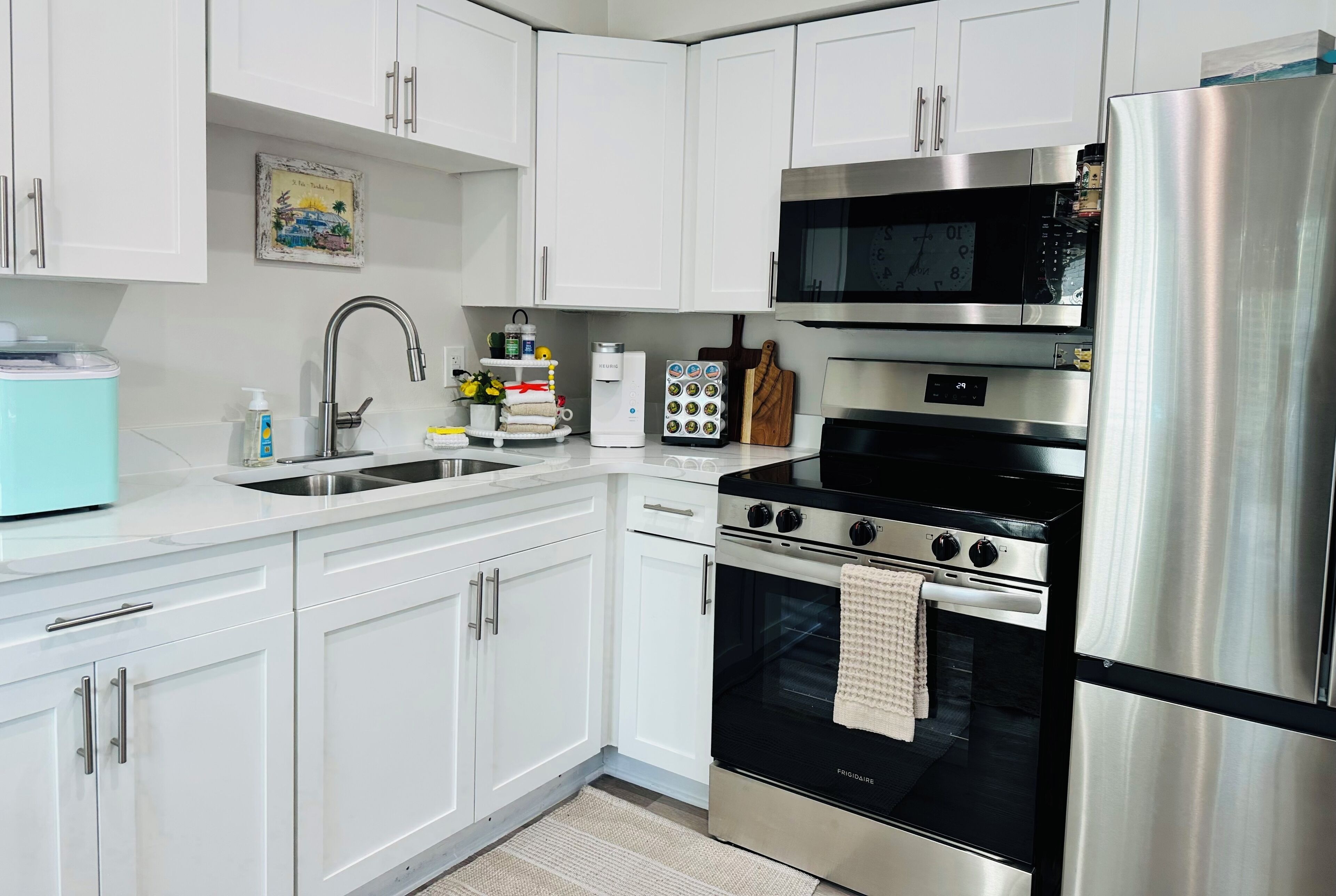 Kjøleskap, mikrobølgeovn, ovn og kokeplater