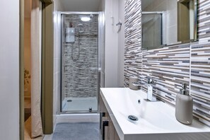 Een douche, handdoeken