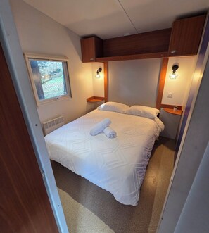 Een strijkplank/strijkijzer, wifi, beddengoed