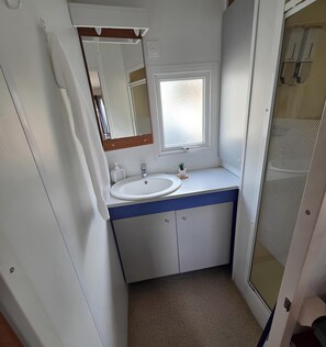 Een haardroger, handdoeken, zeep, toiletpapier