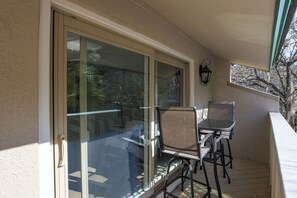 Outdoor dining - 261 Stoney Creek: Sea Pines Villa. 2BD/2BTH. Free Bikes. (Hilton Head Island)