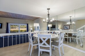 Dining - 261 Stoney Creek: Sea Pines Villa. 2BD/2BTH. Free Bikes. (Hilton Head Island)