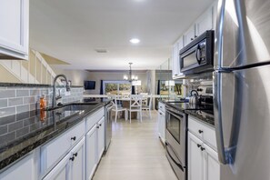 Refrigerador, microondas, horno y parrilla de estufa 